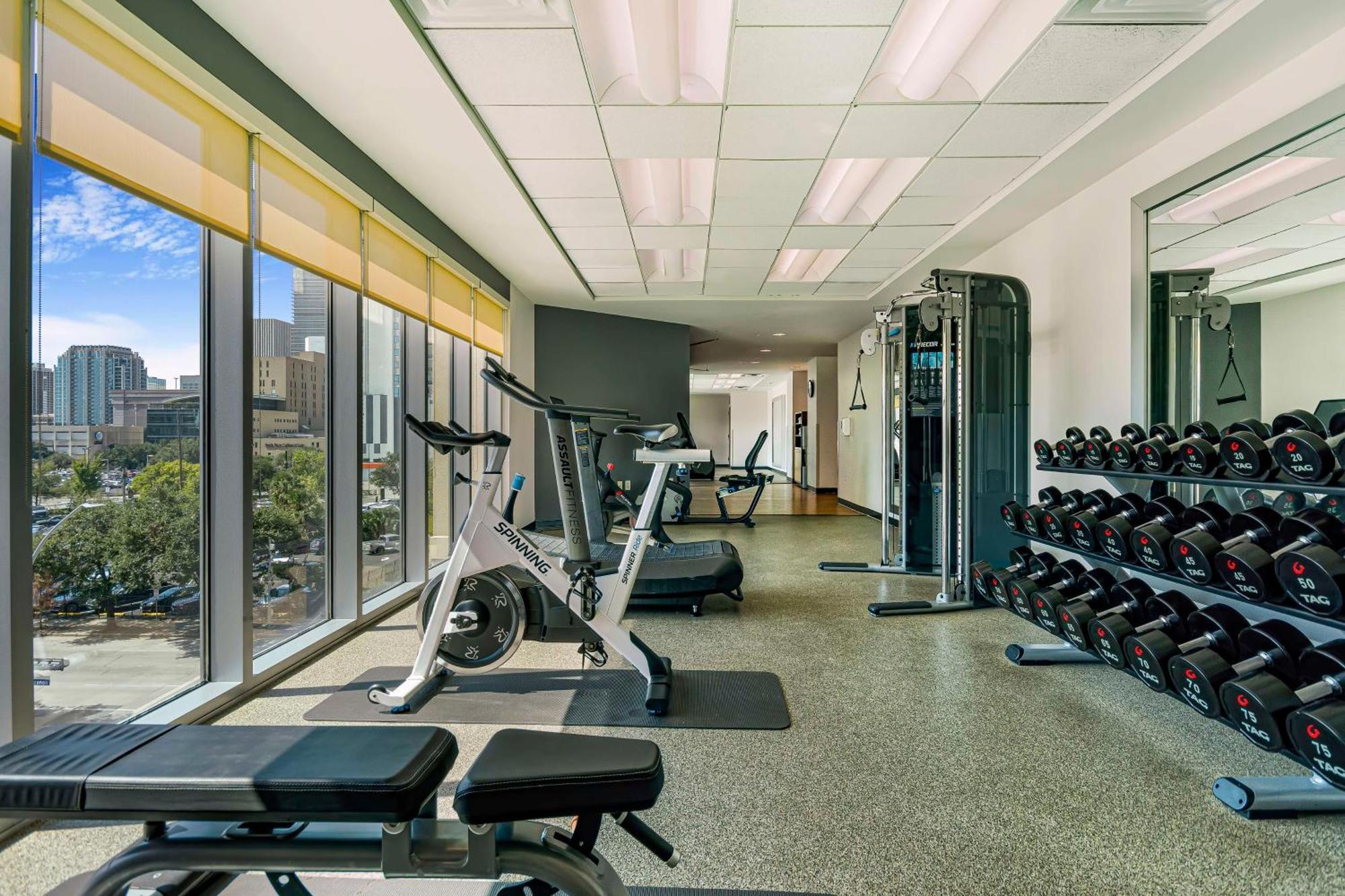 Embassy Suites Houston - Downtown Bagian luar foto
