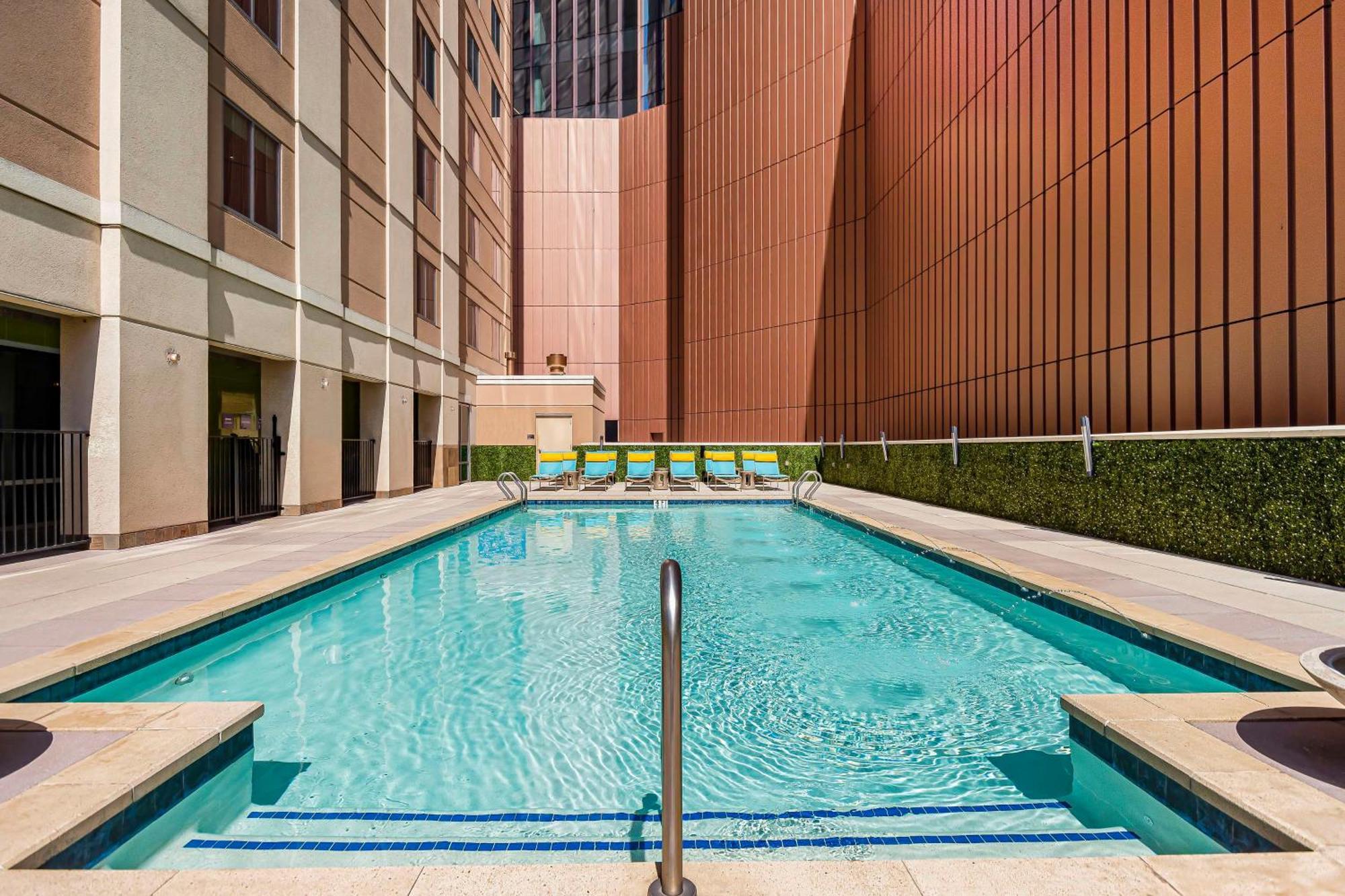 Embassy Suites Houston - Downtown Bagian luar foto
