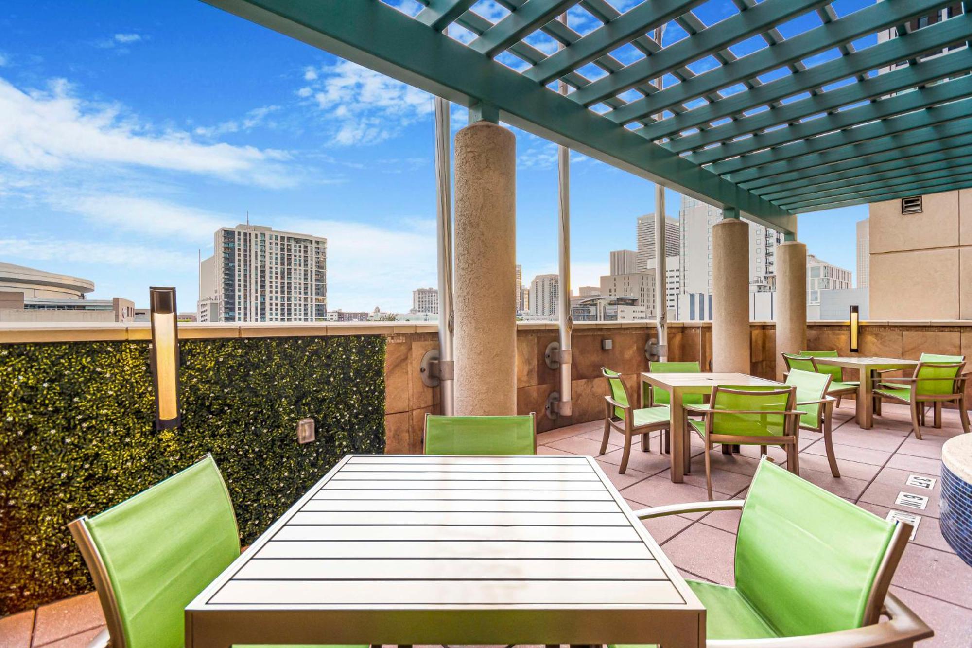 Embassy Suites Houston - Downtown Bagian luar foto